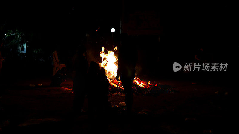 人们在晚上庆祝“Holika Dahan”或“Lohri”节